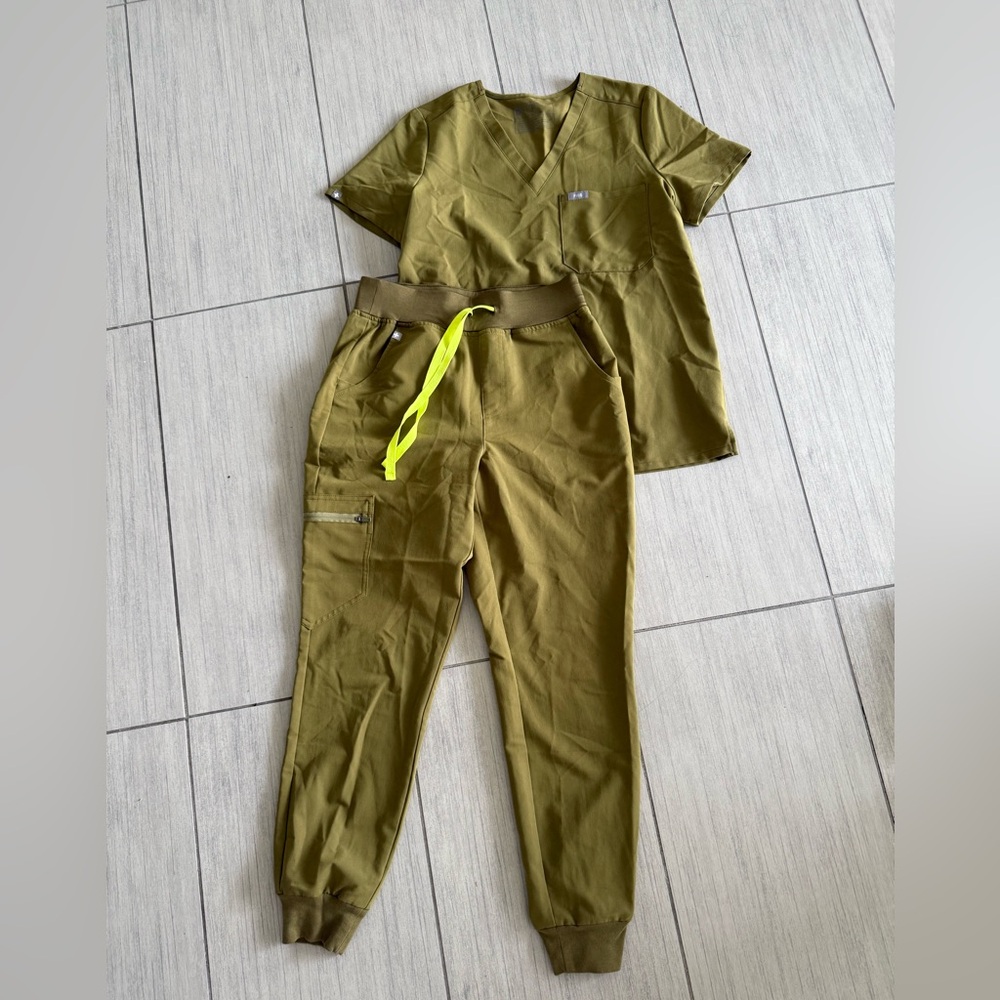 Figs Zamora Jogger and Catalina Top Scrub Set